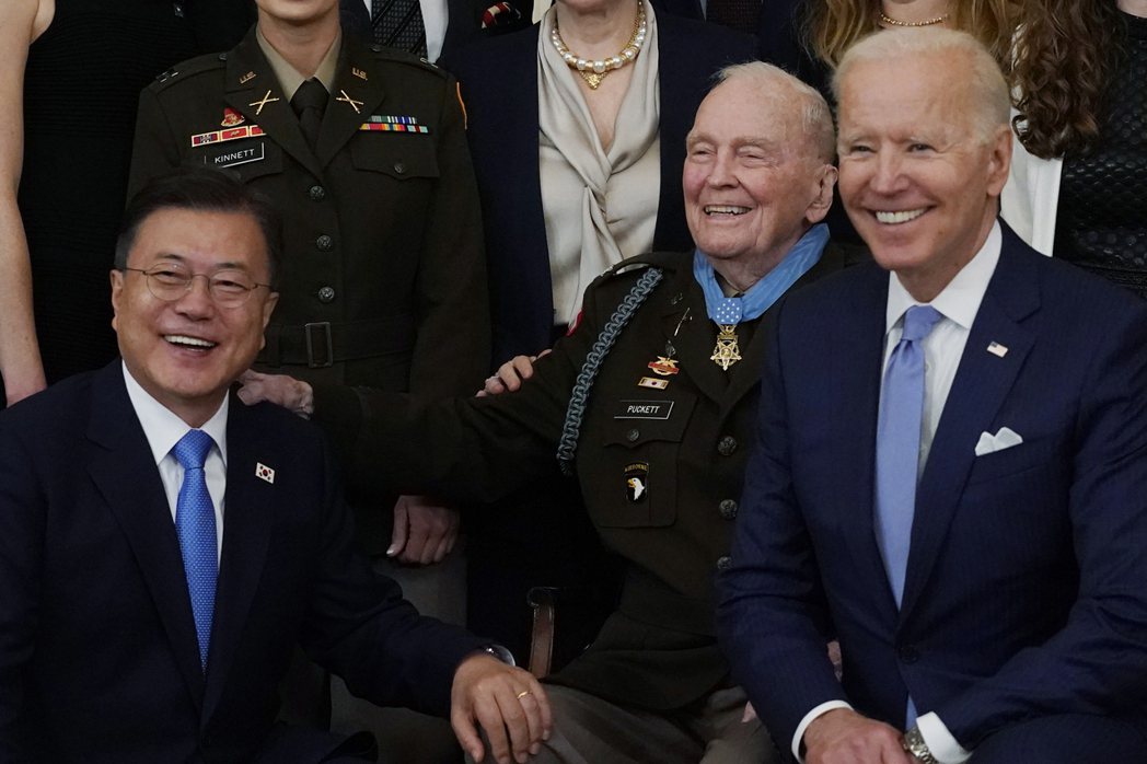 美國總統拜登21日在白宮會見南韓總統文在寅，在舉行雙邊會談前，文在寅參加一名參與過韓戰的美軍退役上校授勳儀式。 圖／美聯社