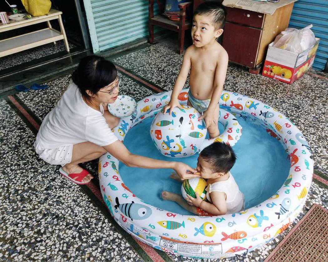 住進台南阿嬤家，一起玩水游泳。 圖／李維尼攝影