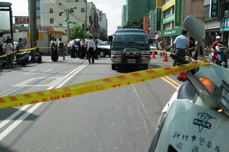 新竹市十信運鈔車在鬧區遭四名持槍歹徒搶走三千多萬元現鈔，警方在現場圍起封鎖線。圖／聯合報系資料照片