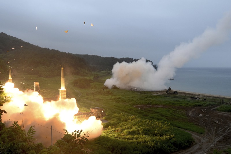 美韓高峰會中美方同意終止《韓美導彈準則》，取消韓國導彈射程的限制，圖為2017年美韓軍演期間，南韓發射玄武二型系列彈道飛彈（左）。美聯社