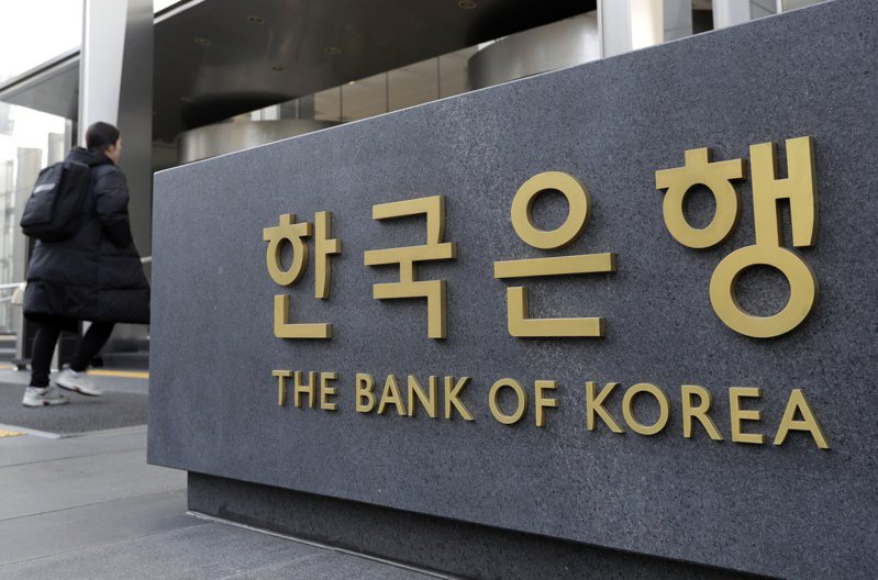 韩国央行27日提升对经济前景和通膨的预估，表示终将倾向紧缩政策，结束新冠疫情时期的创纪录低利率。美联社(photo:UDN)