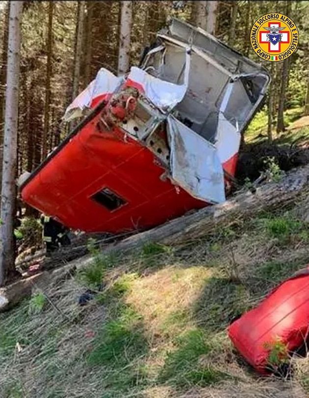 義大利北部莫塔羅納山23日發生登山纜車墜地，造成14人死亡，只有1名5歲男童倖存。纜車公司老闆與兩名經理事後被捕，並招認幾天前就手動關閉纜車的緊急剎車。路透/ALPINE RESCUE SERVICE