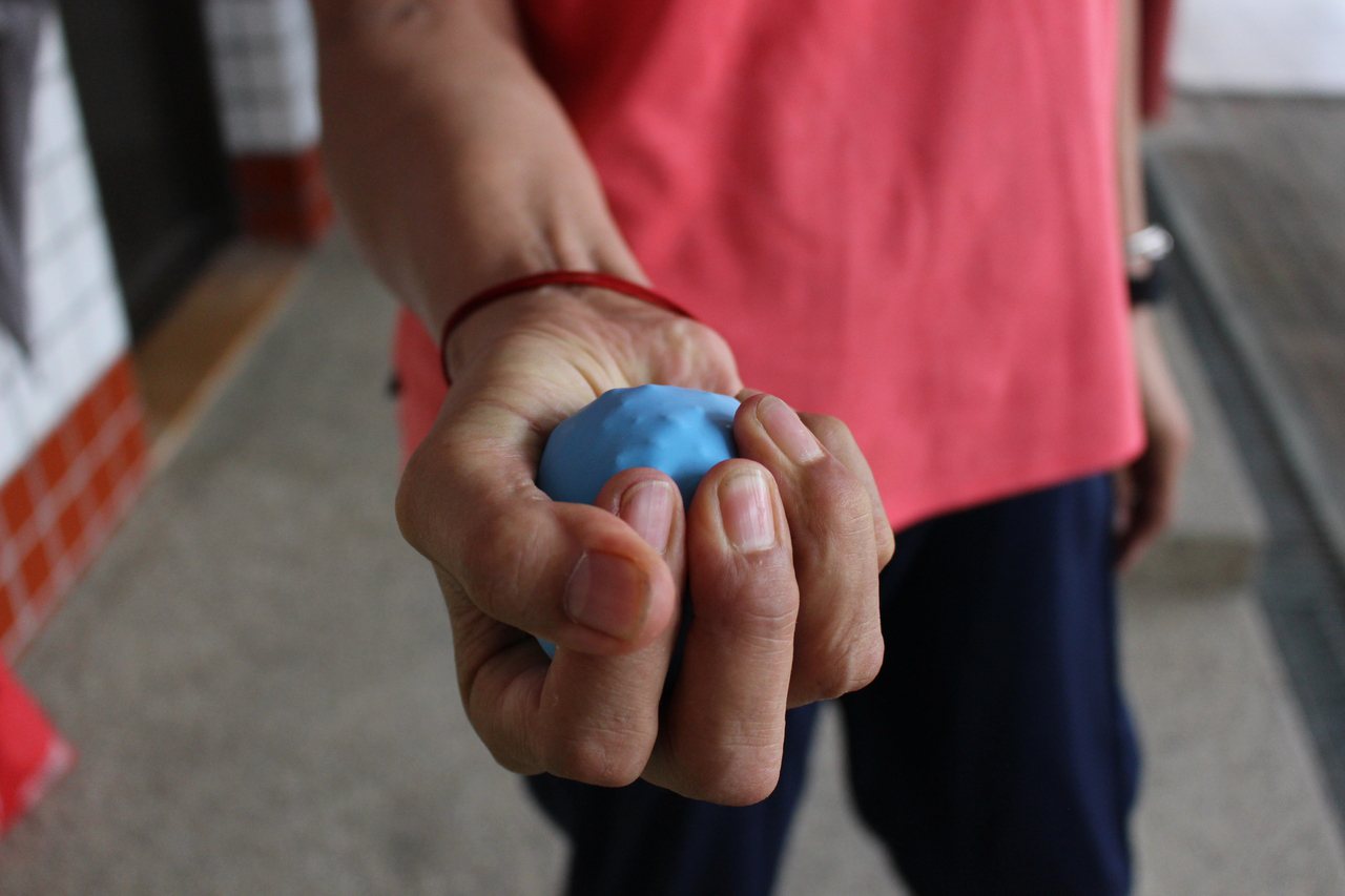 李玉蟾DIY用氣球、塑膠袋包覆黃豆，做成如市售的「活力球」。 圖／林敬家 攝影