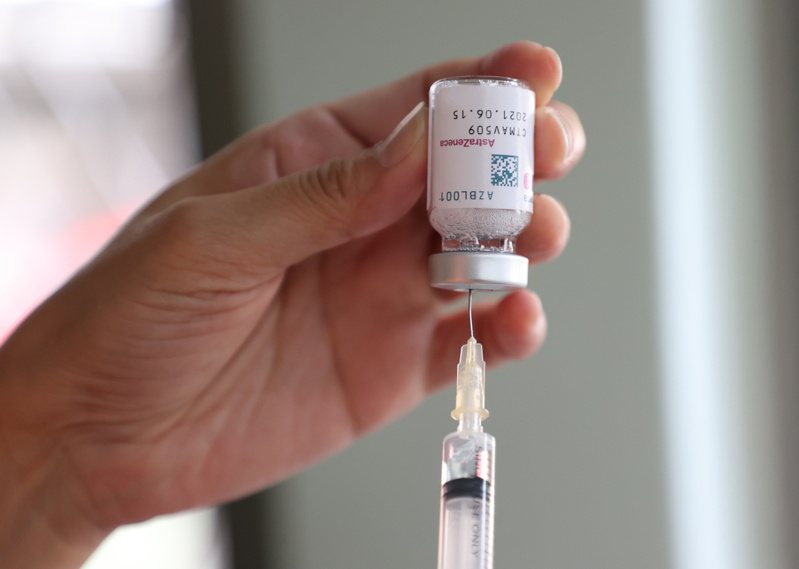 日媒報導，政府擬透過COVAX供給AZ疫苗支援台灣，圖為目前台灣接種AZ疫苗情形。記者林澔一／攝影