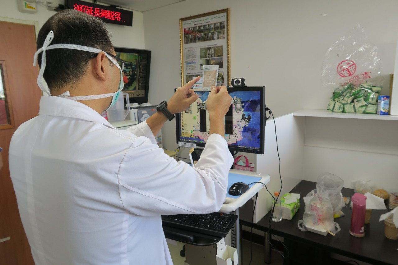 彰化醫院中醫科主任馮天祥跟病人視訊，了解病況和服用清冠一號的意願。圖／彰化醫院提供