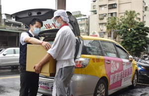 台灣大車隊推出美食配送服務，為計程車司機與餐飲業者創造雙贏。圖／業者提供