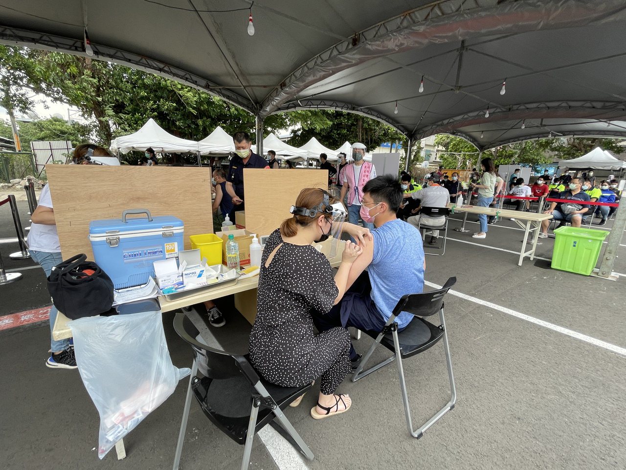 新竹市政府在動物園第二停車場打造「專責疫苗接種站」，昨天開始安排警消、民政等防疫人員施打。記者張裕珍／攝影