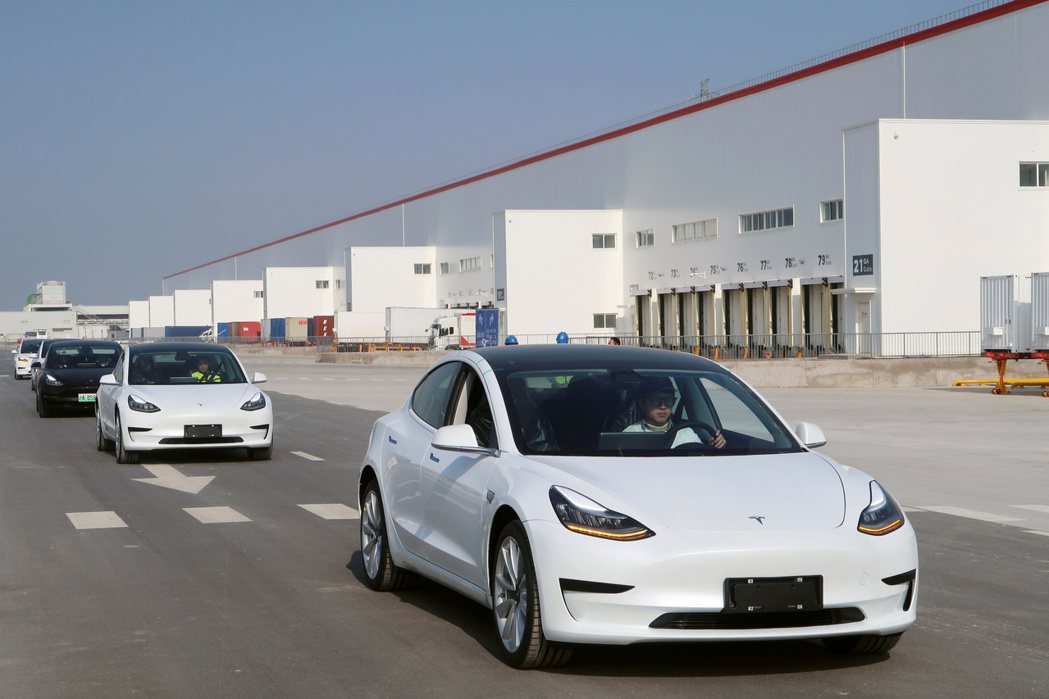 特斯拉Tesla中國昨（30）日官宣，Model 3標準續航升級版即日起價格下調人民幣1.5萬元。路透