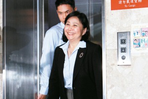 2012年05月29日，劉憶如宣布請辭，看到大批媒體守候在財政部，擠出笑容面對。圖／聯合報系資料照片