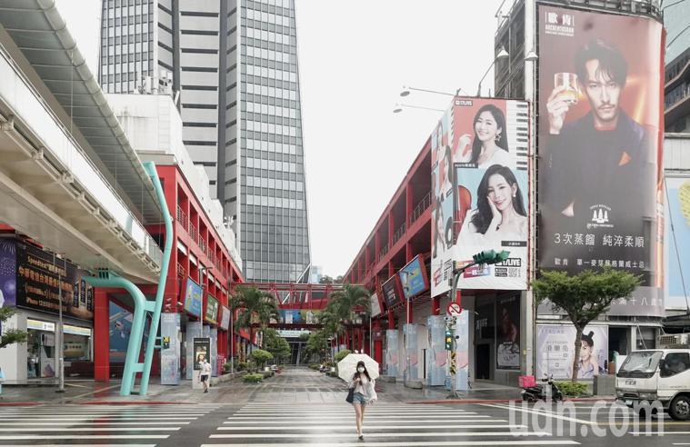 疫情三級警戒，台北市信義商圈人潮稀少。記者林俊良／攝影