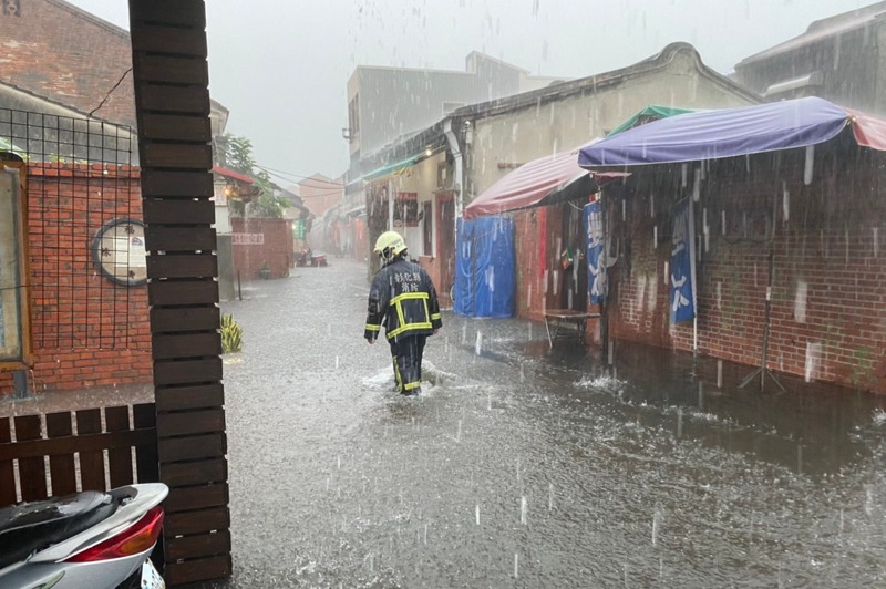 今天雨炸鹿造成大淹水，水深過膝，老街尤其如街河。圖／彰化縣消防局提供