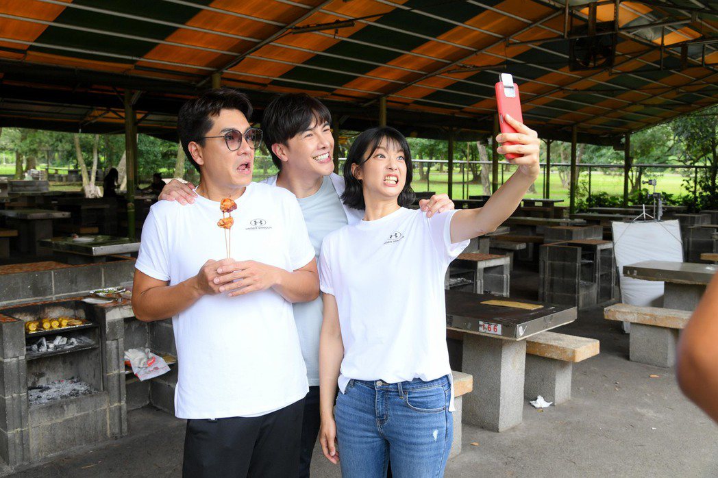 王傳一（左起）、謝佳見、賴雅妍拍攝「三隻小豬的逆襲」搞笑玩自拍。圖／三立提供