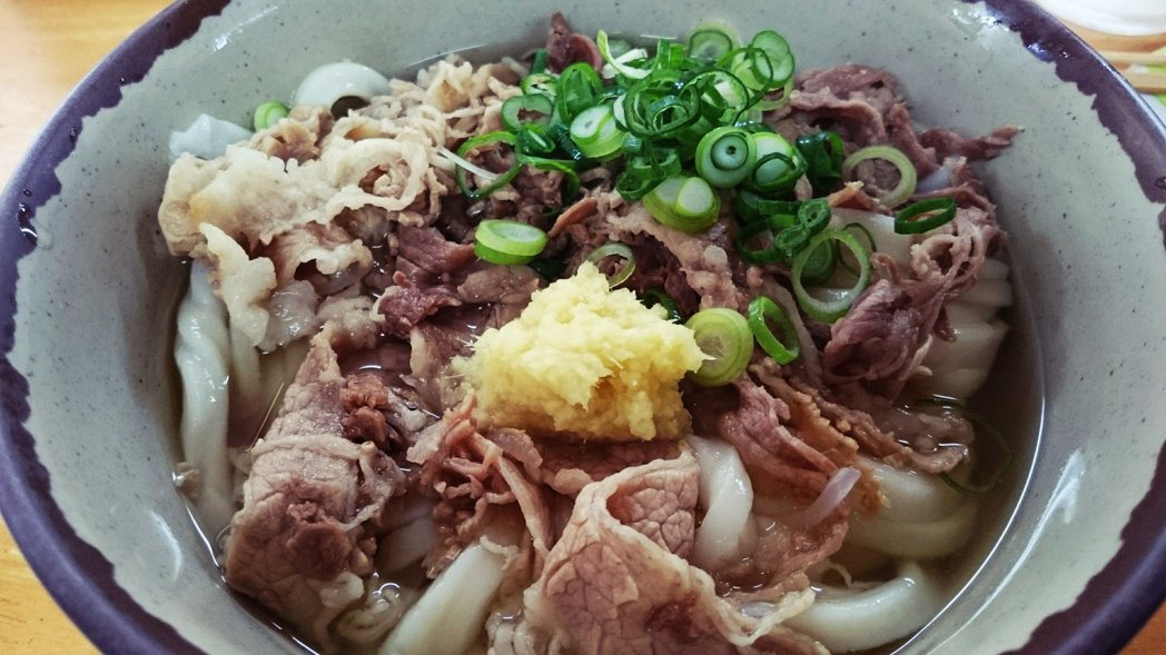 牛肉烏龍麵（肉うどん，niku udon）以甜、鹹調味煮成的牛五花肉片，放在熱烏...