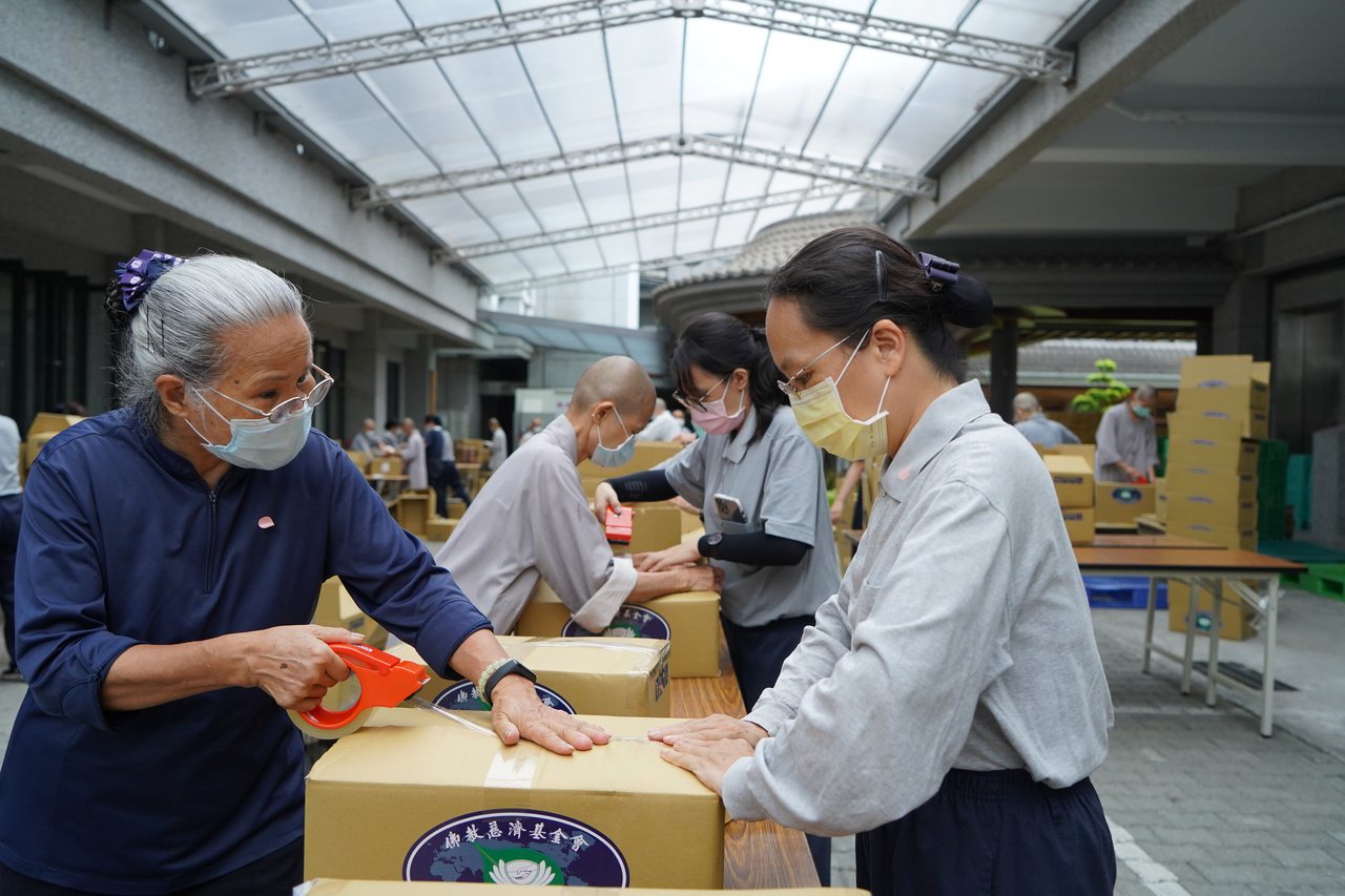 慈濟基金會至今已贈送近95萬8千件防疫物資，提供需要的人使用，志工協助打包寄出。圖／慈濟基金會提供