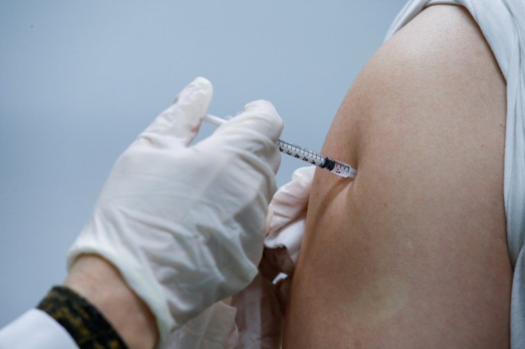 南韓首爾一名護理之家工作人員今年二月接種AZ疫苗。（路透）