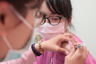 AZ罕見血栓發生，我可以混打疫苗嗎？「疫苗信心」為何將影響台灣解封？