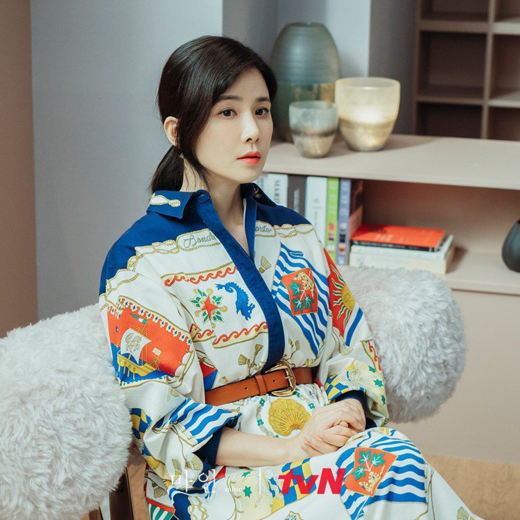 李寶英的服裝就會多是以鈷藍色及花圖騰來象徵她強韌的一面。圖／擷自tvN 드라마(Drama)臉書