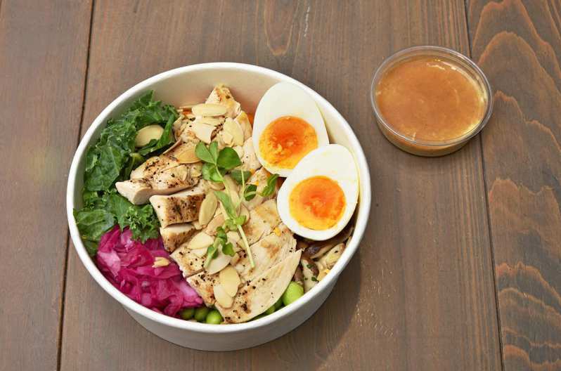 腰果味噌雞胸穀物能量碗以優質蛋白質搭配大量的天然蔬果，一次獲得滿滿的健康能量。業者提供