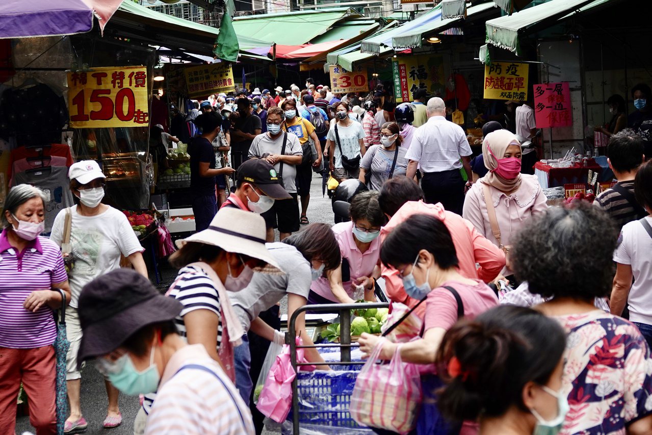 多個縣市已有不少確診個案都因採買物資確診，圖為台北市北投的傳統市場民眾戴上口罩防疫。圖／聯合報系資料照片