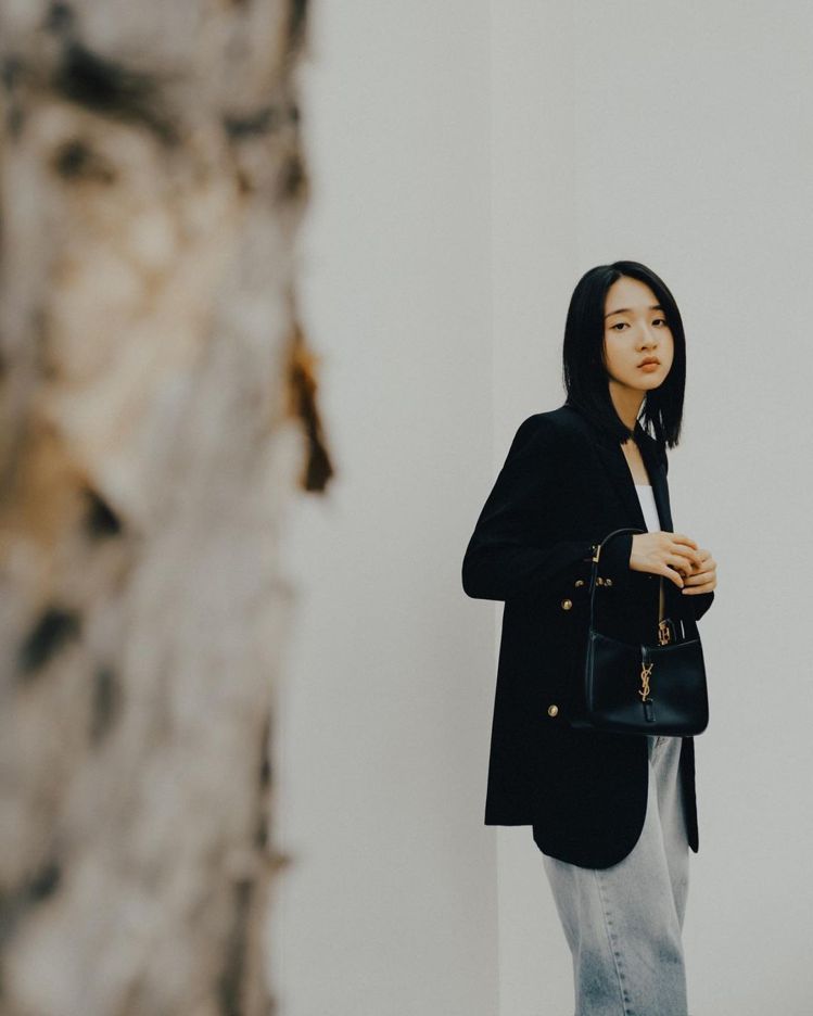 金鐘最佳新人李沐在IG發布一系列搭配LE 5 À 7包的照片，雋永經典的造型感非常時尚。圖／摘自IG