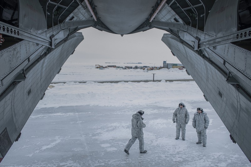 俄國部隊是全球第一支因北極氣候變遷而展開戰略部署的軍隊。圖為法蘭士約瑟夫地群島三葉基地的一架貨機。圖╱紐約時報