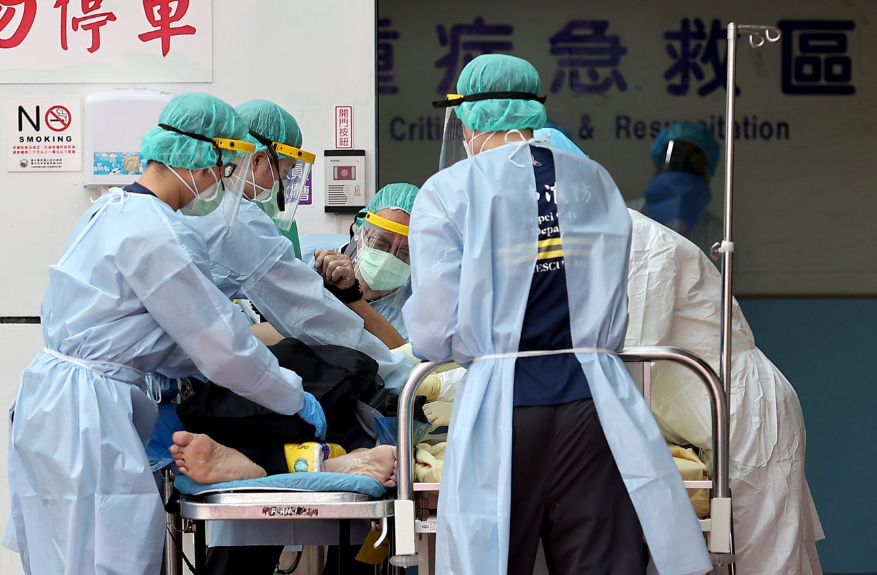 台灣新冠疫情嚴峻，死亡率高於全球平均值，引發關注。 記者余承翰／攝影