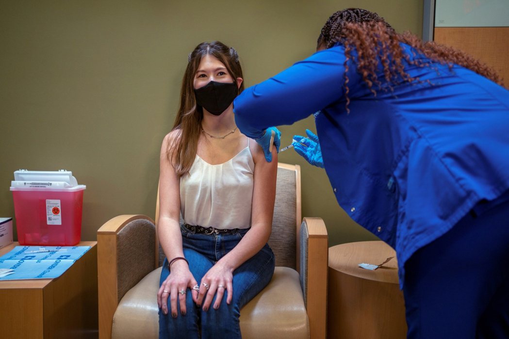 圖／路透社：2021年5月13日，路易斯安那14歲少女接種輝瑞疫苗。