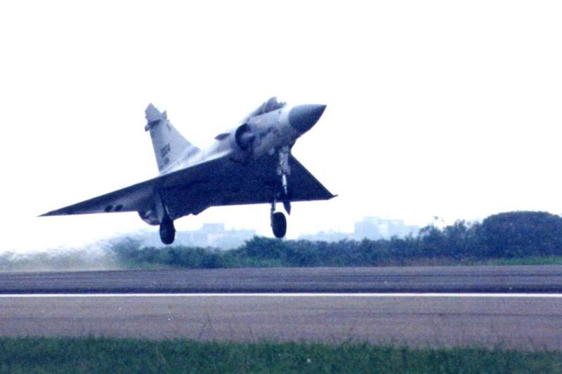 空軍幻象2000-5型戰機在新竹空軍基地公開亮相，起飛時猶如一隻燕子疾速地衝上雲霄。圖／聯合報系資料照片
