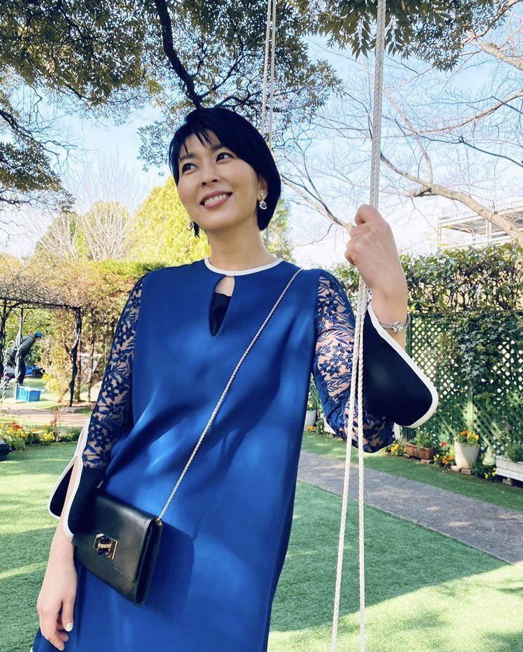 大豆田永久子出席婚禮時穿藍色洋裝搭配寶格麗的藍色系珠寶。圖／取自IG