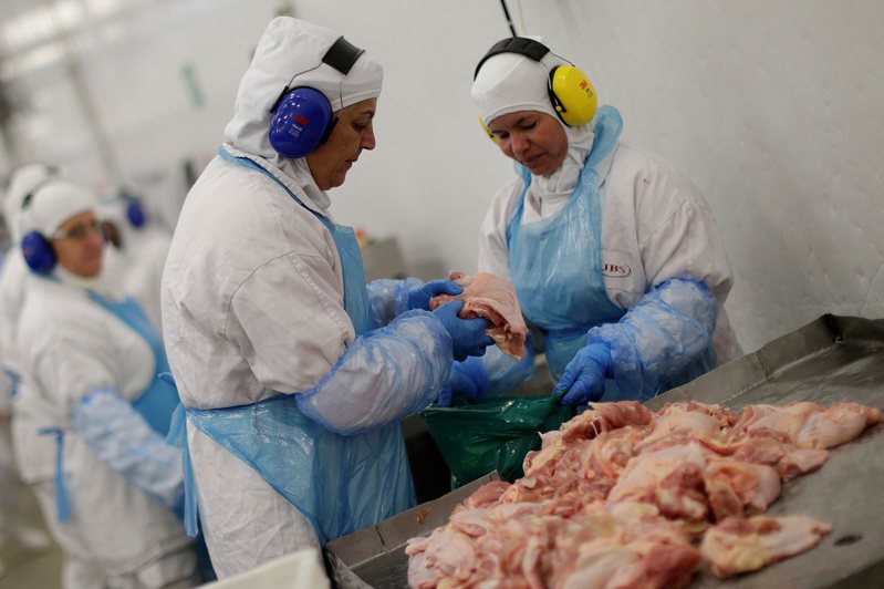 總公司設在巴西的JBS是全球最大肉品供應商，在全球15國有150多家工廠，雇用逾15萬人。圖為JBS在巴西的一家肉品加工廠。路透