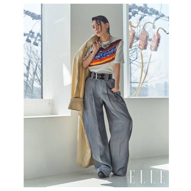 在5月號的韓國版《ELLE》雜誌，金瑞亨身穿路易威登2021春夏系列時裝。圖／取自twitter