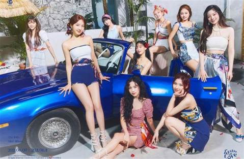 JYP娛樂女子天團TWICE即將在6月9日推出第十張迷你專輯「Taste of Love」，先前已先推日本單曲「Kura Kura」暖身，如今也秀出眾多團員個人全新獨照，TWICE大破尺度，子瑜更穿...