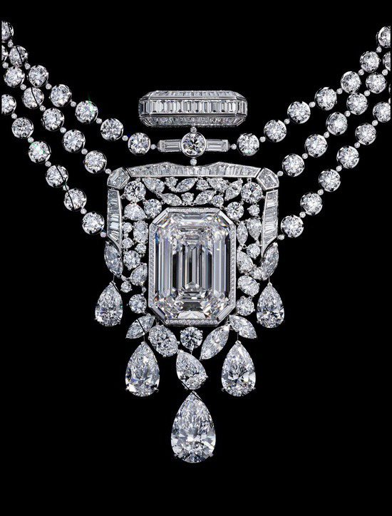 香奈兒推出N°5系列頂級珠寶，向誕生100周年的N°5香水致敬，其中代表性作品為...