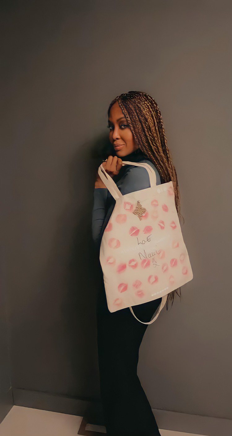 超模Naomi Campbell及她為此次慈善拍賣創作的托特包。圖／佳士得提供