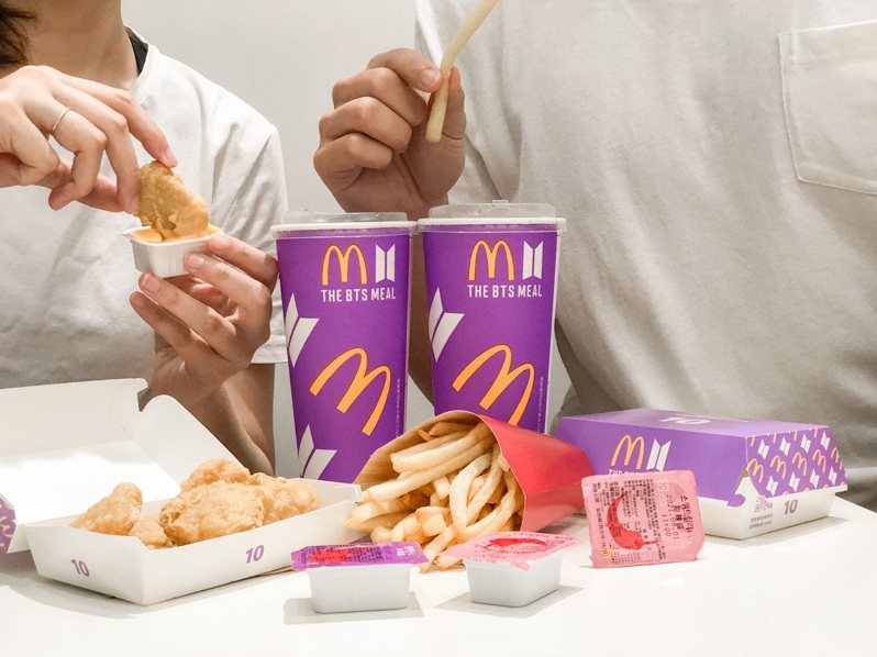 THE BTS MEAL套餐使用了BTS代表性的紫色包裝，充滿夢幻感。 圖／麥當勞提供