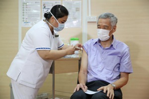 新加坡總理李顯龍（右）今年1月8日在新加坡中央醫院接種輝瑞新冠疫苗。歐新社