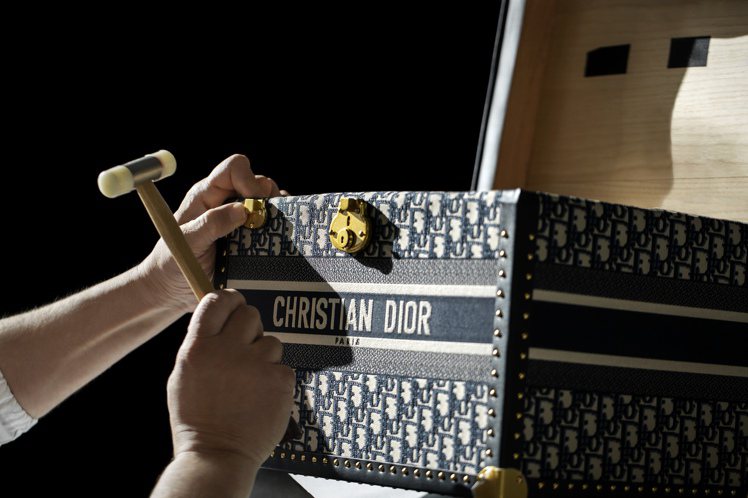 Vespa 946 Christian Dior機車行李箱來自工匠的巧手。圖／DIOR提供