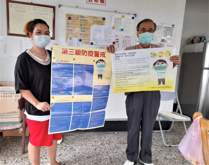 台南市勞工局請各事業單位協助張貼多國語言防疫海報。圖／勞工局提供