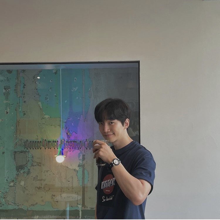 2PM李俊昊配戴寶格麗ALUMINIUM系列鋁合金計時腕表。圖／取自IG @@l...
