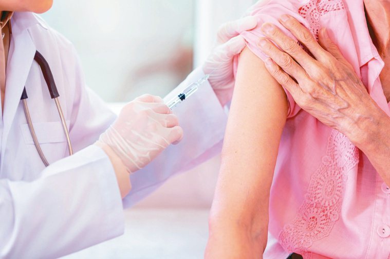 接種AZ疫苗後，可能有發燒反應，通常約48小時可緩解，也可能有疲倦、頭痛、肌肉痠...