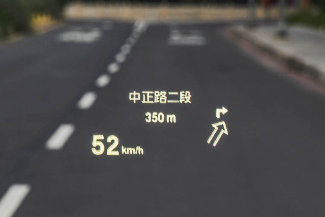 BMW車況抬頭顯示器提供駕駛時速、導航、測速照相提示等多元資訊。 圖／汎德提供