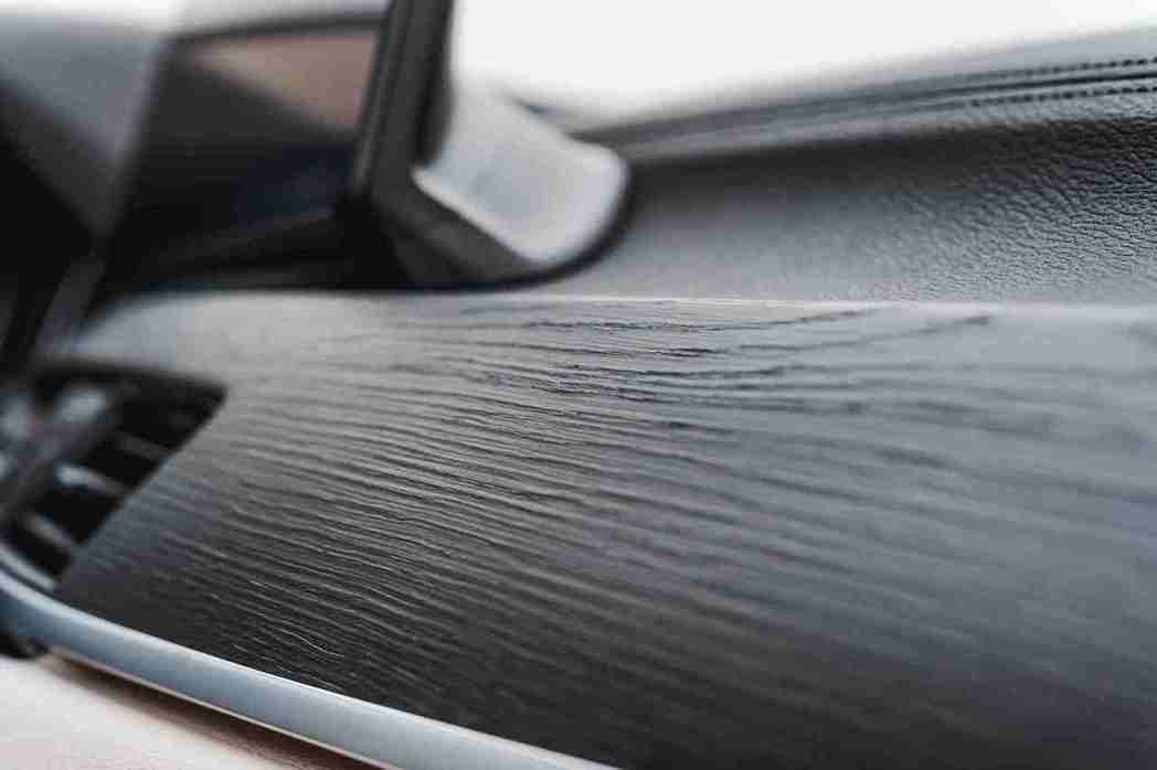 Fine-wood橡木紋飾板含銀色飾條增添車室內的豪華質感。 圖／汎德提供