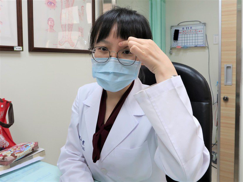 中醫師莊凱雯示範，可按摩眉頭內端凹陷處的「攢竹穴」，保養眼睛。 圖／南基醫院提供
