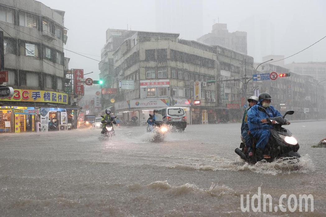 台北市松隆路淹水。記者余承翰/攝影