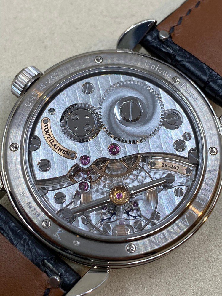 Jeffrey所訂製的Kari Voutilainen腕表，透明底蓋可欣賞機芯的...