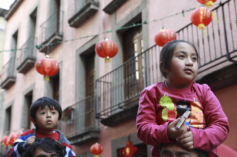中國大陸面臨少子化、高齡社會，中國政府5月底宣布開放「三孩政策」，卻引來民意嘲弄。美聯社