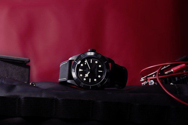 帝舵（TUDOR）近日發表新款Black Bay Ceramic腕表，粗獷黝黑。圖 / Tudor提供。