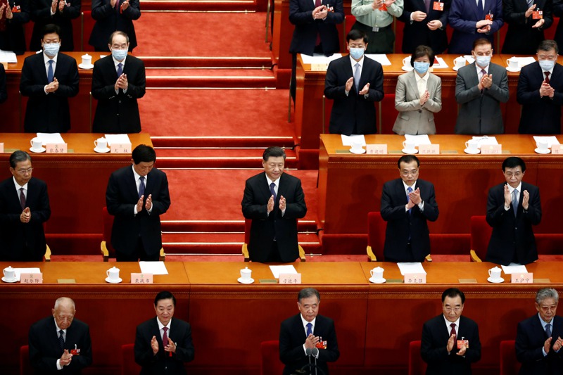 5月31日中共中央政治局學習會後，大陸國家主席習近平（中排左三）指示要塑造「可信、可愛、可敬」的中國形象。圖為習近平與政治局常委去年出席全國政協會議。 路透