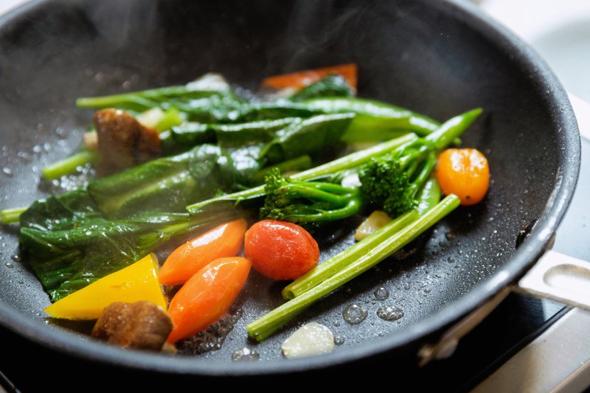 橄欖油並不是只能涼拌做沙拉，煎炒料理也適用。記者陳軍杉／攝影