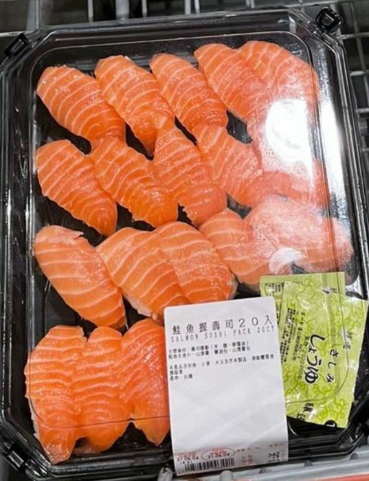 近日一名網友分享男友去採買時順便買了一大盒鮭魚握壽司，但當天吃不完冰冰箱保存，沒想到隔天卻發生悲劇。圖／取自Dcard
